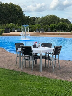 Piscine extérieure, chaises longues