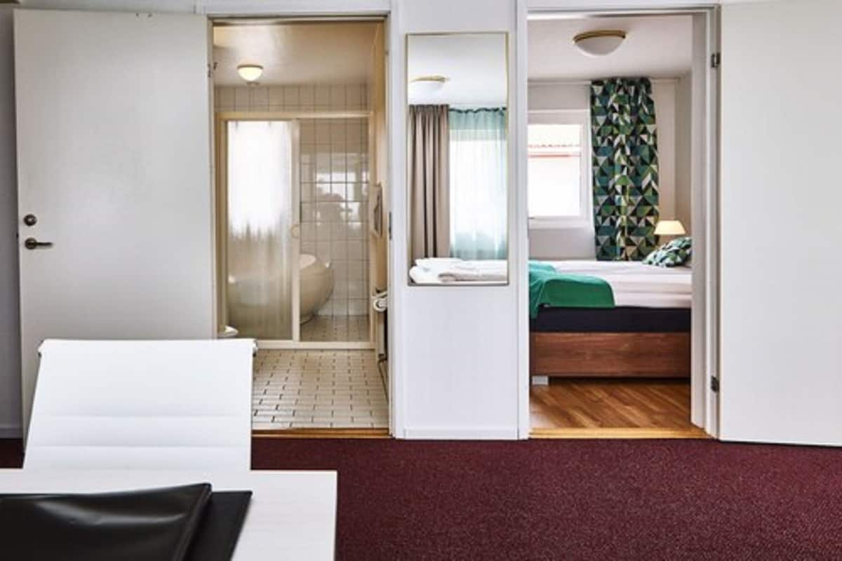 family room, 1 bedroom, 5 pers. | desk, blackout curtains, soundproofing, iron/ironing board