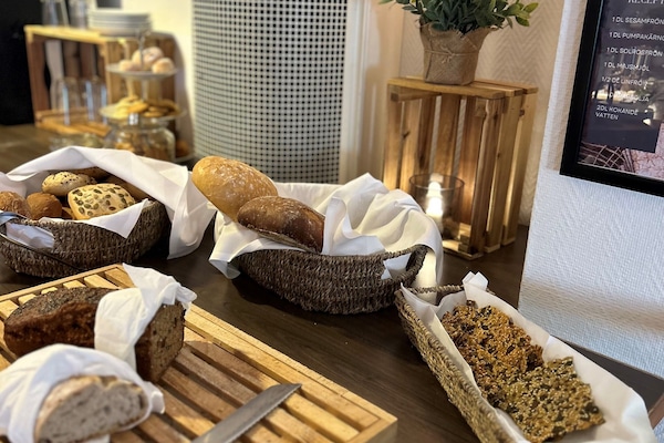 Free daily buffet breakfast