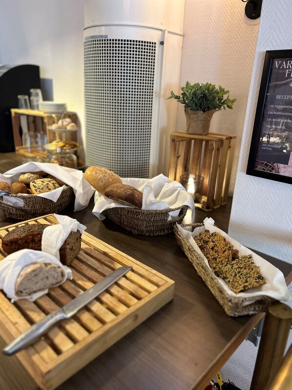 Free daily buffet breakfast