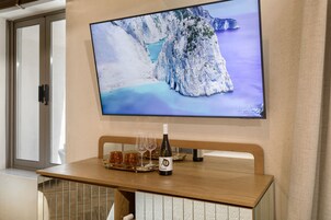 Junior Studio Suite | Minibar, in-room safe, blackout drapes, iron/ironing board