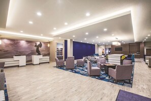 Lobby - La Quinta Inn & Suites by Wyndham Wichita Northeast (Wichita)