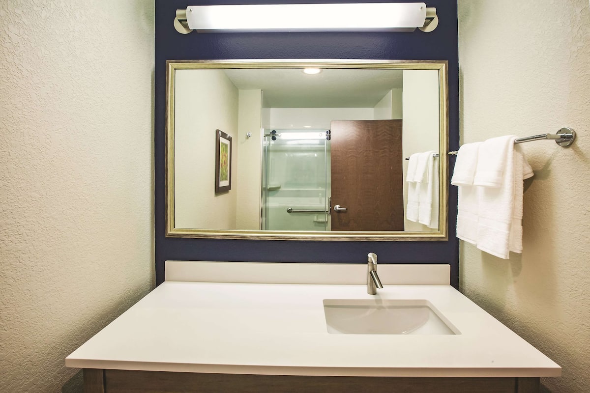 Combined shower/tub, free toiletries, hair dryer, towels
