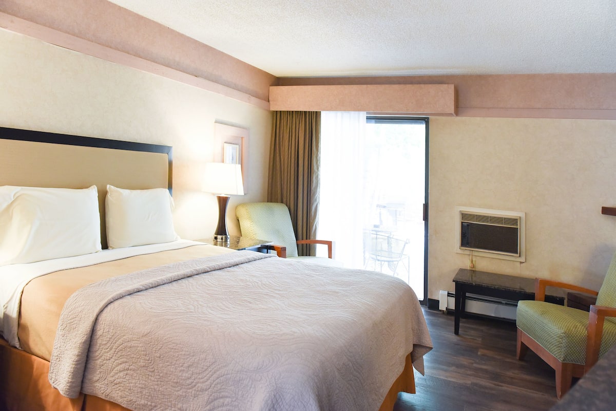 Standard Room, 1 Queen Bed, River View