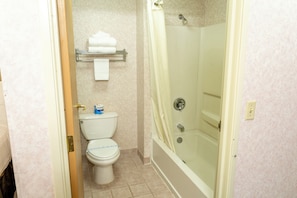 Standardzimmer, 2 Queen-Betten, Flussblick | Badezimmer | Duschwanne, Handtücher