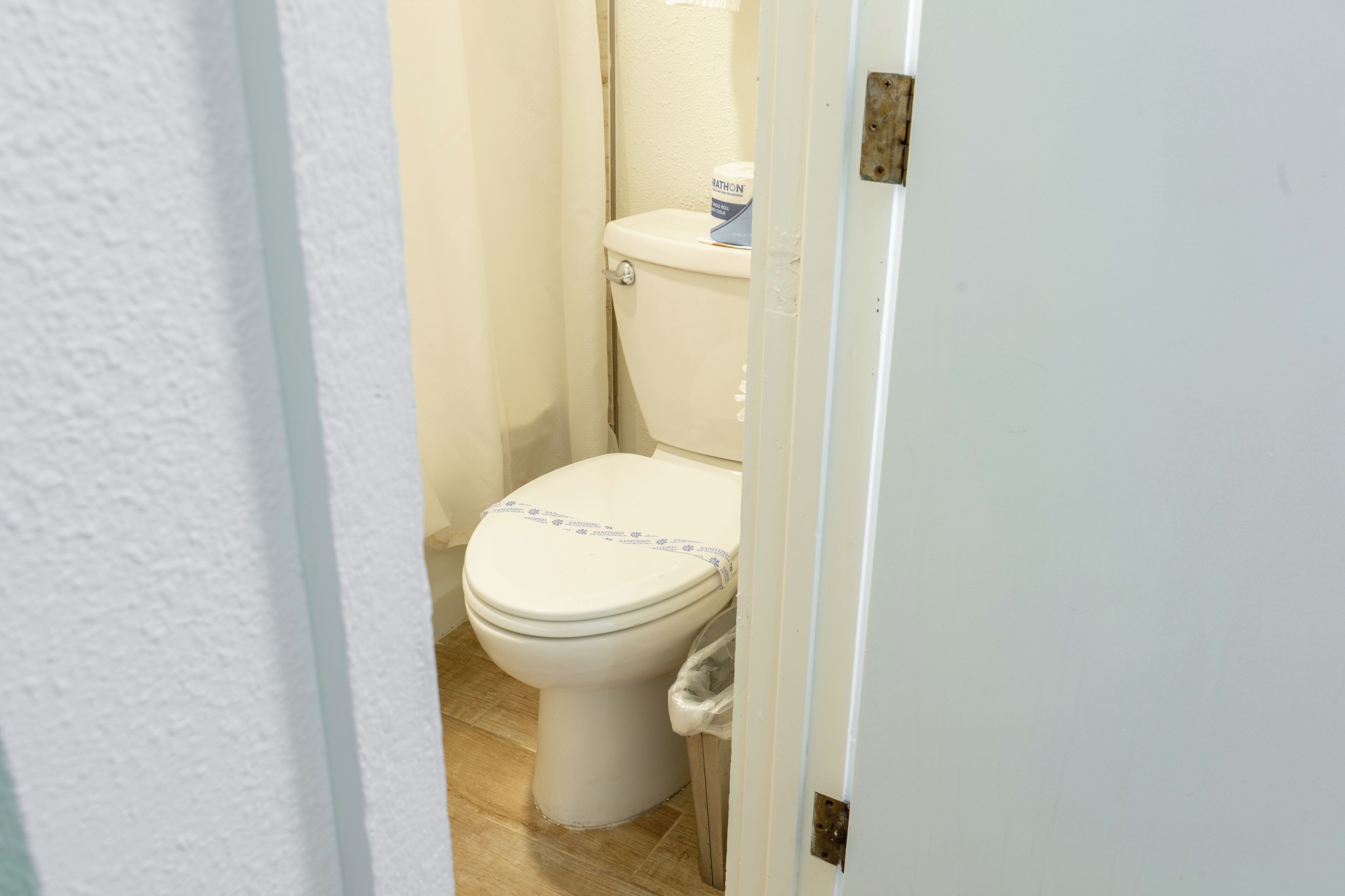 Habitación estándar, 1 cama de matrimonio, vistas al río | Baño | Ducha y bañera combinadas y toallas