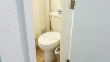Habitación estándar, 1 cama de matrimonio, vistas al río | Baño | Ducha y bañera combinadas y toallas