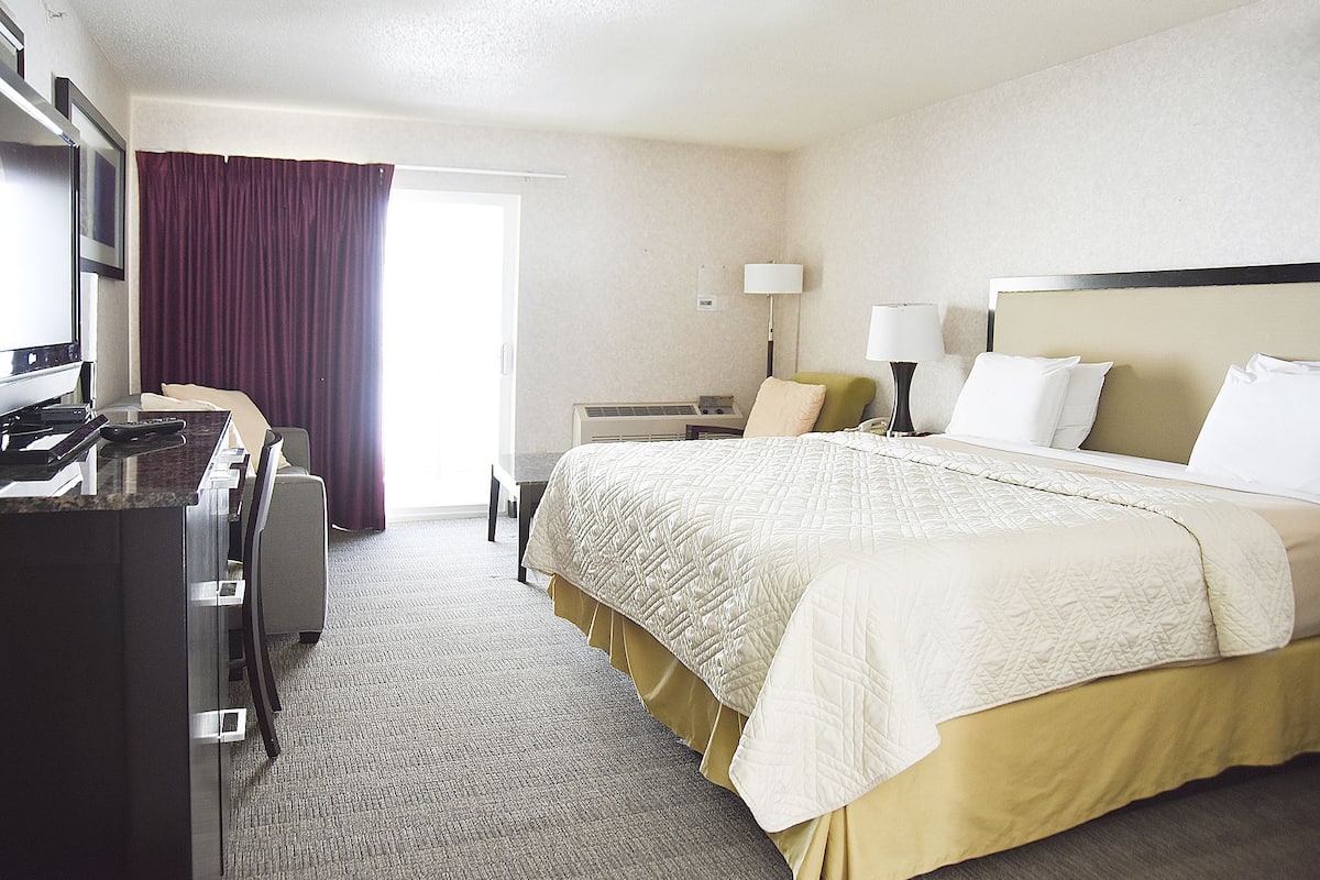 Elite Room, 1 King Bed, River View, Mountainside