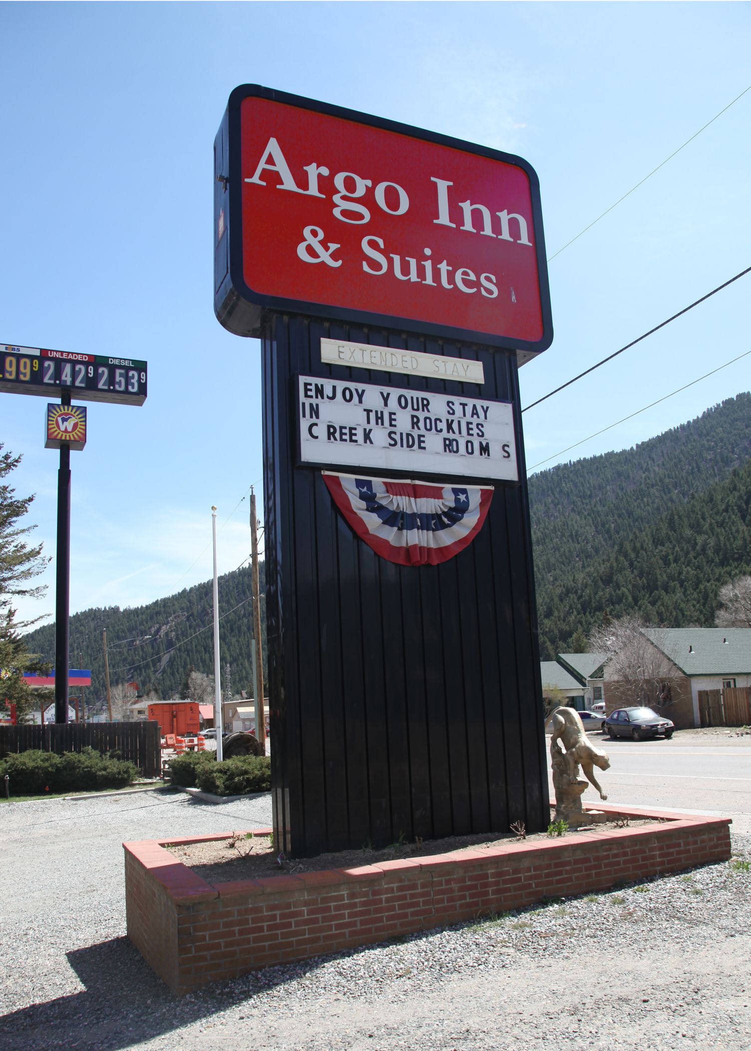 Schild für das Argo Inn & Suites, das Zimmer für längeren Aufenthalt anbietet.
