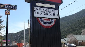 A sign for Argo Inn & Suites advertising extended stay rooms.