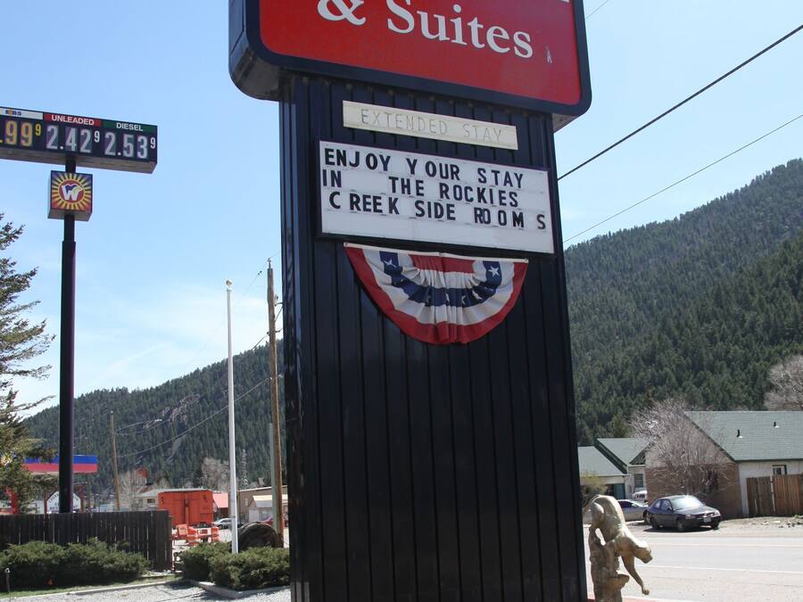 A sign for Argo Inn & Suites advertising extended stay rooms.