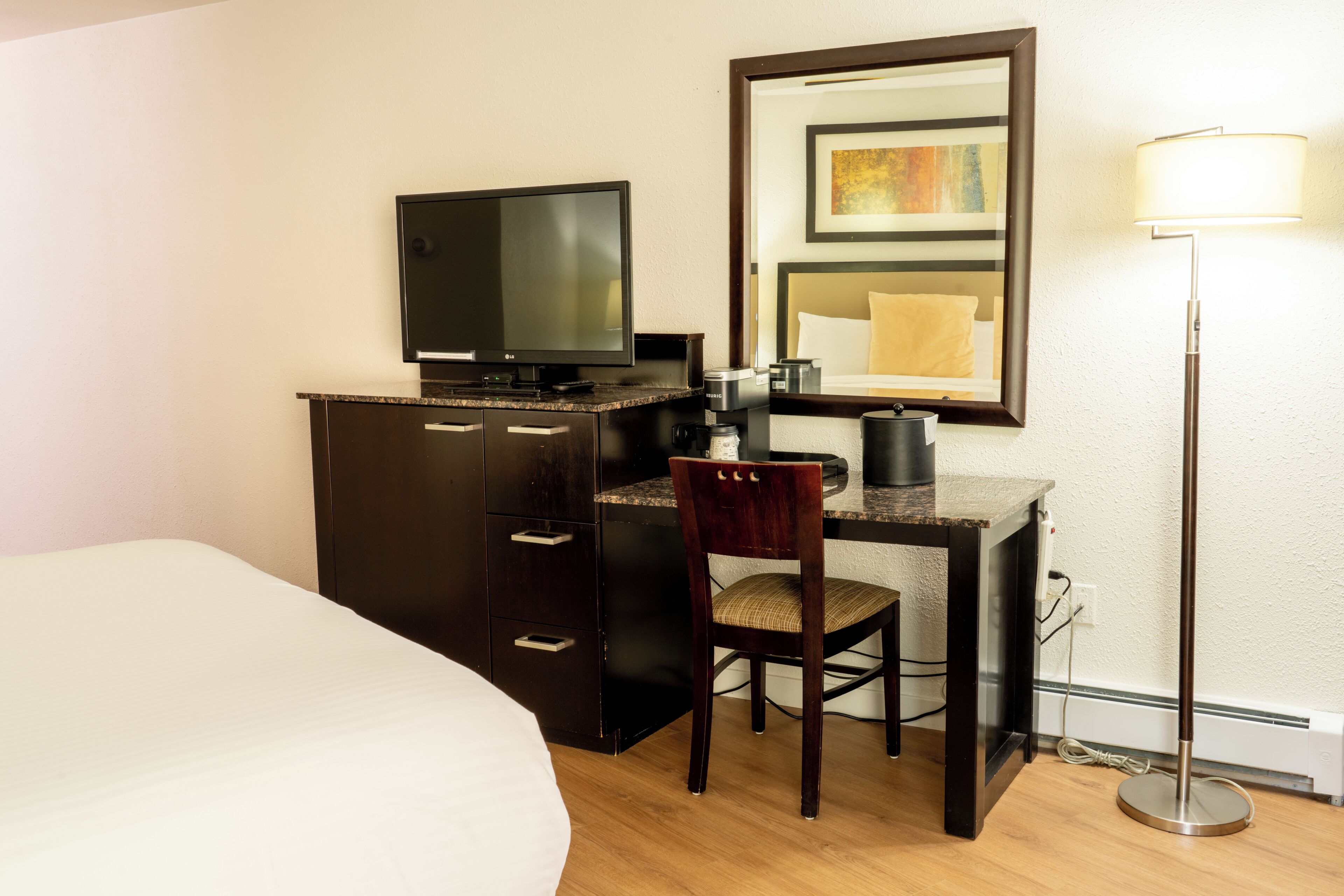 Standard Room, 1 Queen Bed, River View | Desk, WiFi (free), bed sheets