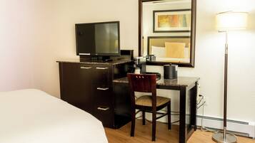 Standard Room, 1 Queen Bed, River View | Desk, WiFi (free), bed sheets