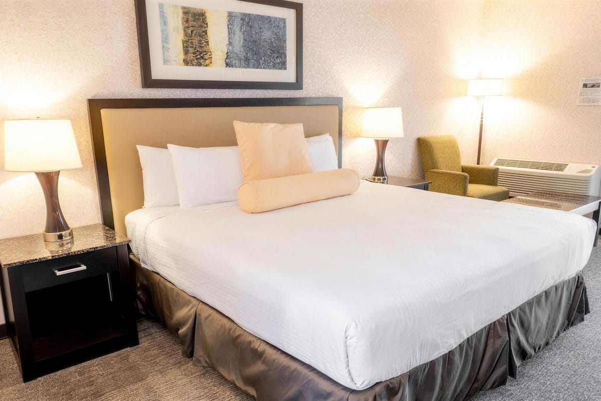 精品客房, 1 张特大床, 河景, 山腰 | 办公桌、免费 WiFi、床单