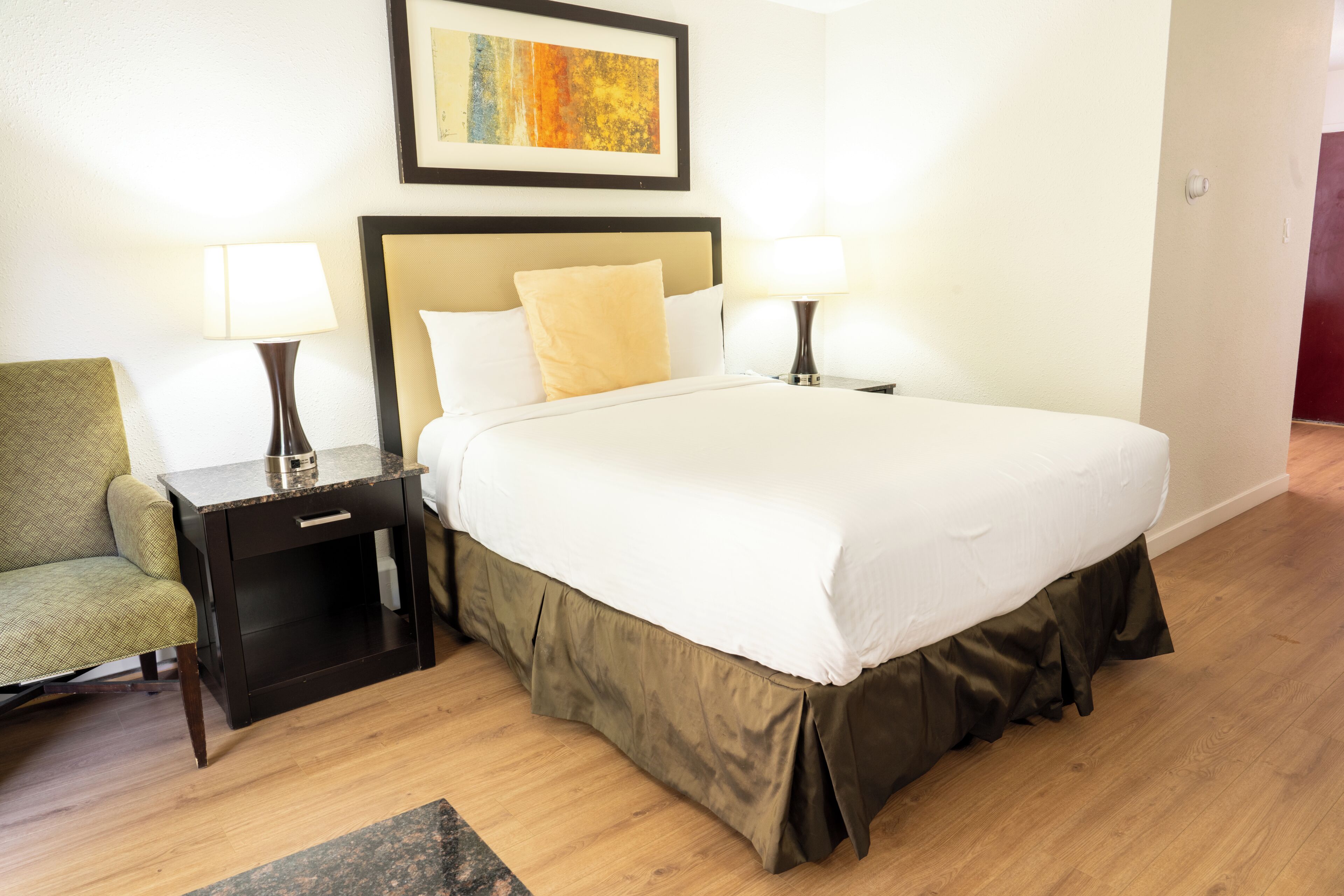 Standard Room, 1 Queen Bed, River View | Desk, WiFi (free), bed sheets