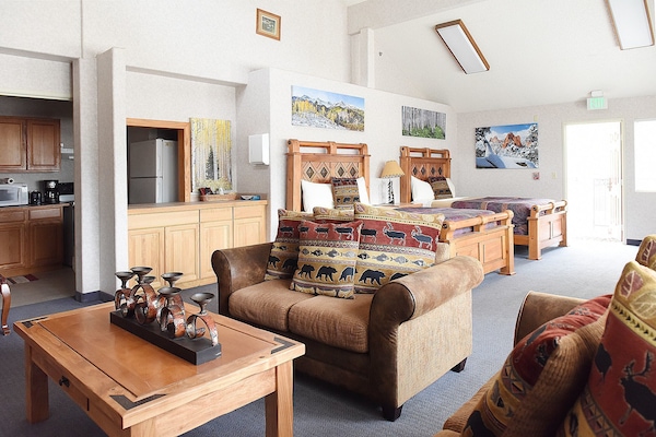 Habitación de lujo, 2 camas de matrimonio, vistas al río, junto a la montaña | Escritorio, wifi gratis, ropa de cama