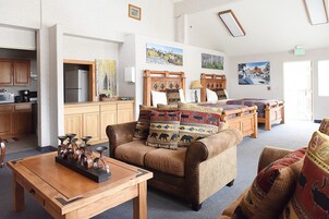 Habitación de lujo, 2 camas de matrimonio, vistas al río, junto a la montaña | Escritorio, wifi gratis, ropa de cama