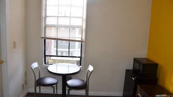 Chambre, 1 grand lit, salle de bains privée