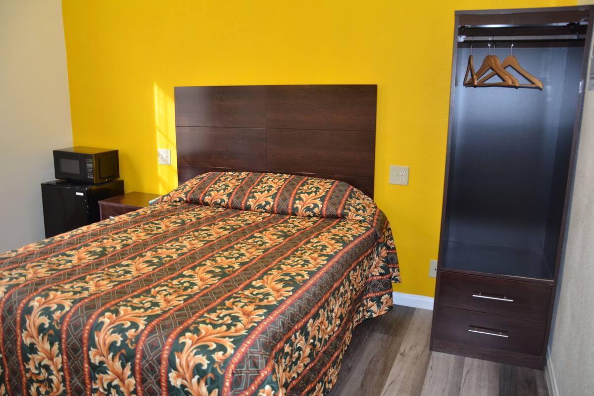 Room, 1 Queen Bed, Private Bathroom | Iron/ironing board (on request), WiFi (free), bed sheets