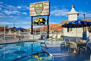 Outdoor pool, open 7:00 AM to 11:00 PM, pool umbrellas - Expedition Lodge Moab Arches National Park (Moab)