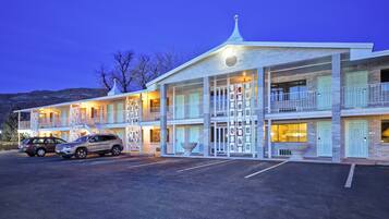 Voorkant accommodatie - avond/nacht