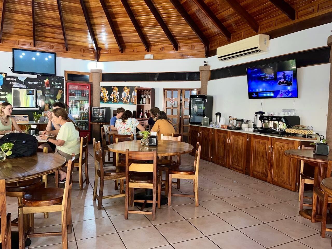 lunch and dinner served, international cuisine