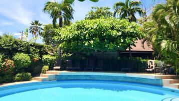 สระว่ายน้ำกลางแจ้ง