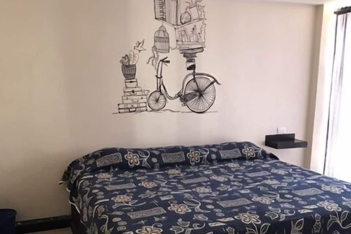 Deluxe Room, 1 King Bed | WiFi (free)
