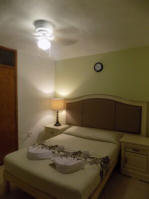 Double Room, 1 Double Bed | Iron/ironing board, free WiFi