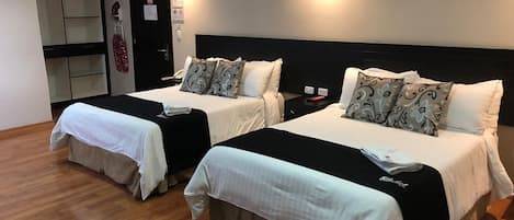 Habitación doble estándar | Minibar, caja de seguridad en la habitación y escritorio