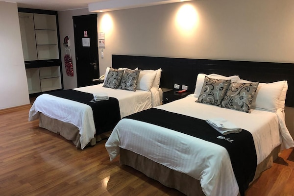 Minibar, caja de seguridad en la habitación y escritorio