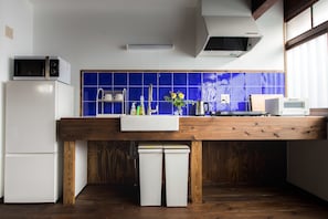 Maison | Coin cuisine privé | Réfrigérateur, micro-ondes, plaque de cuisson, cafetière/bouilloire