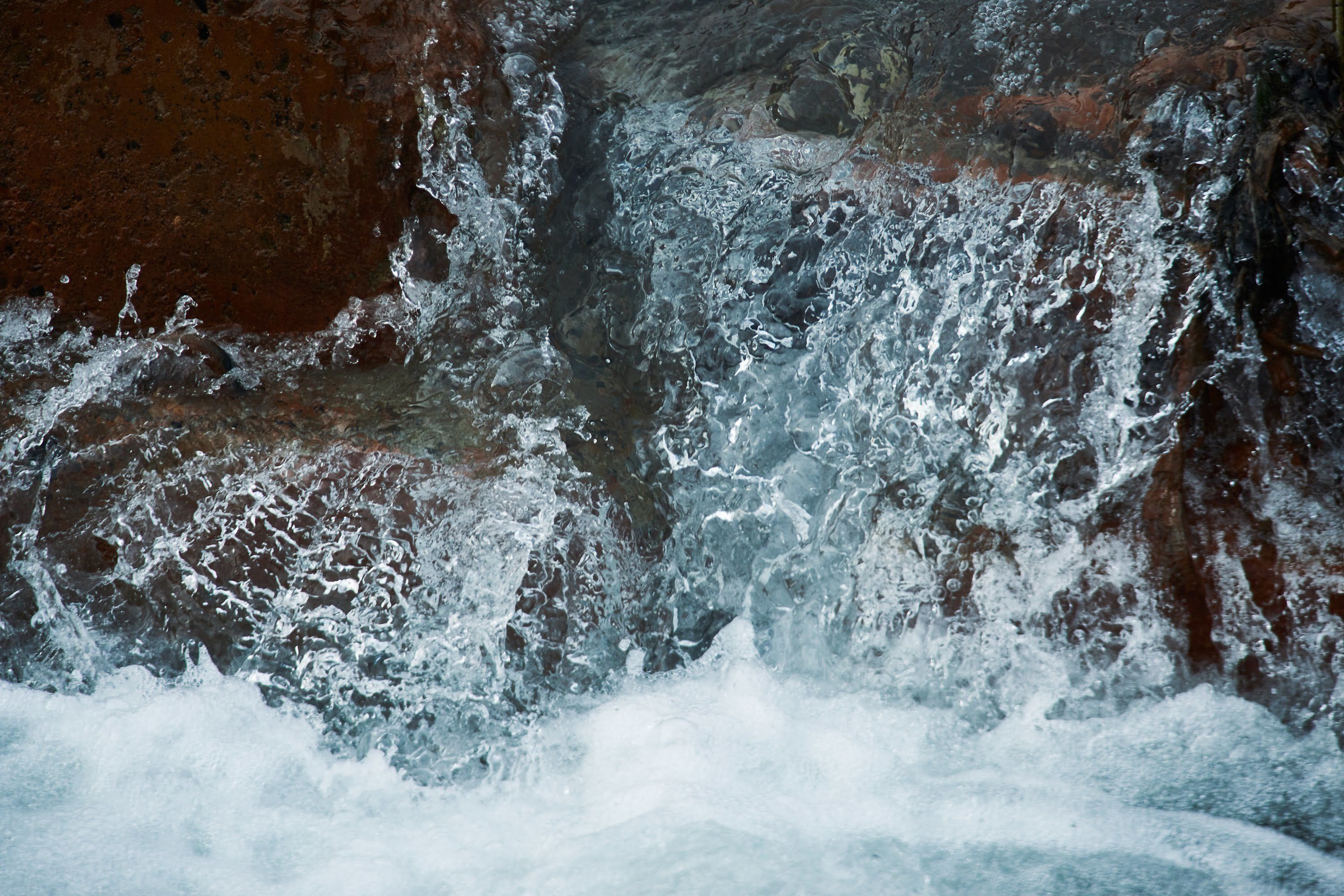 Une cascade d’eau se déversant sur un terrain rocheux.