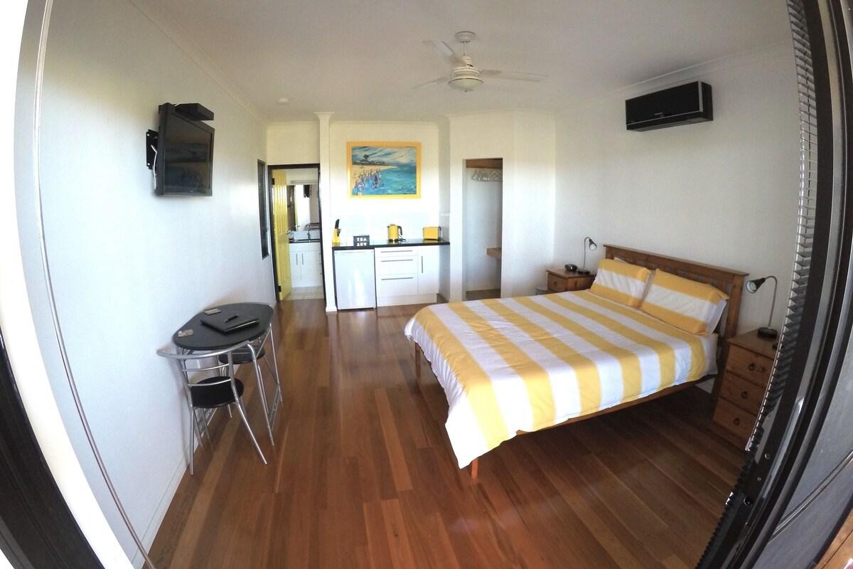 Yellow Room with Sea View | Premium bedding, in-room safe, desk, soundproofing