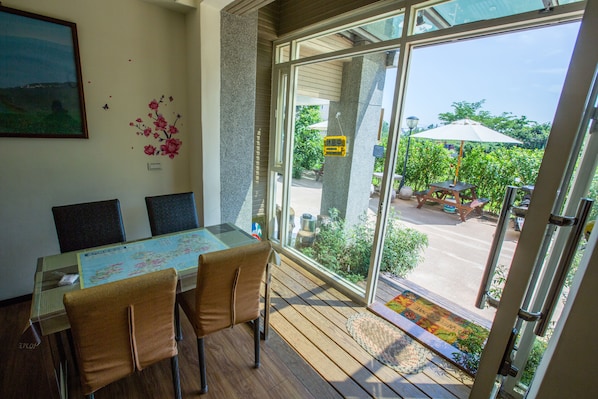 Lobby sitting area - backpackers.INN (Jinning)