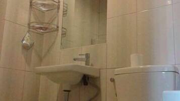 Studio | Kylpyhuoneen pesuallas