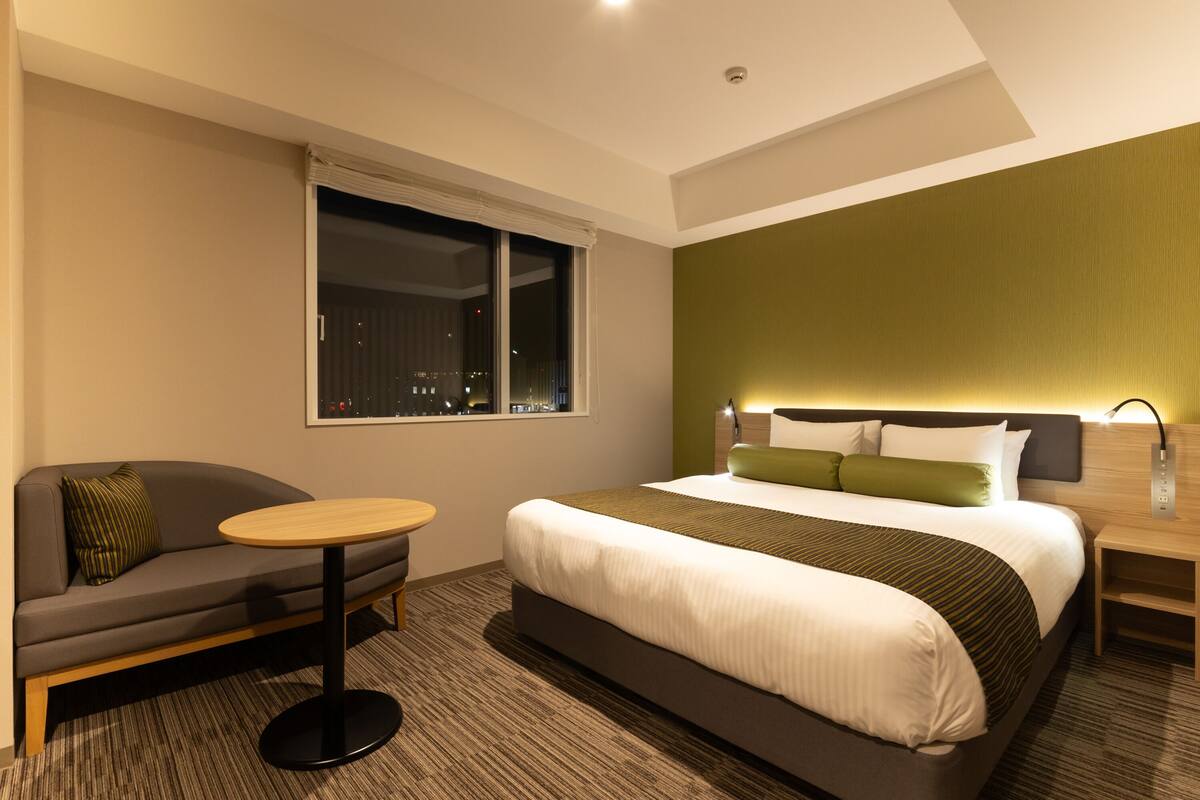 Premium bedding, desk, blackout drapes, WiFi (free)