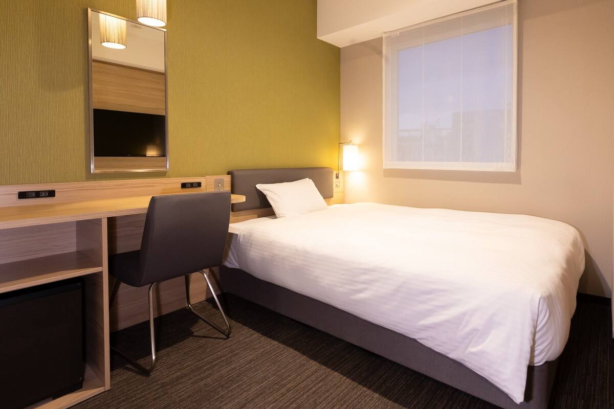 Premium bedding, desk, blackout drapes, WiFi (free)