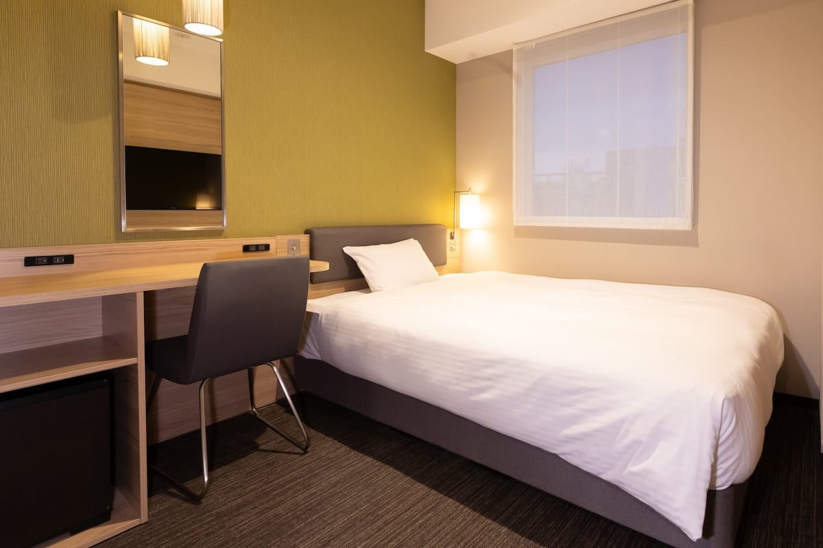 Ropa de cama de alta calidad, escritorio y cortinas blackout
