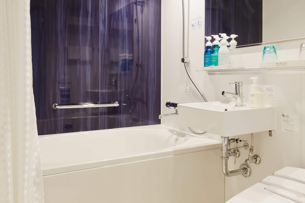 ex double room, non smoking (24m²) | bathroom | combined shower/bathtub, deep-soaking bathtub, free toiletries