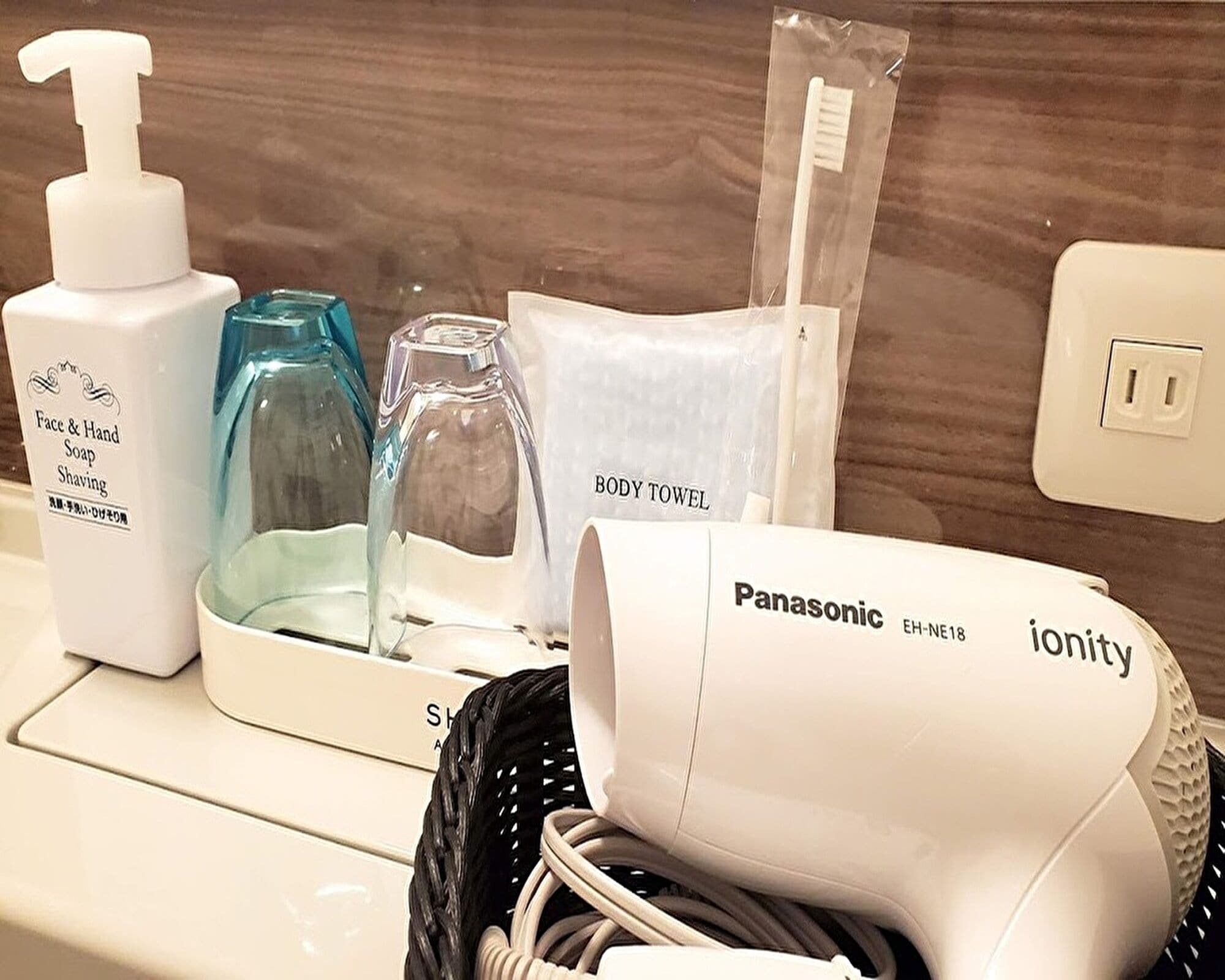 combined shower/bathtub, deep-soaking bathtub, free toiletries