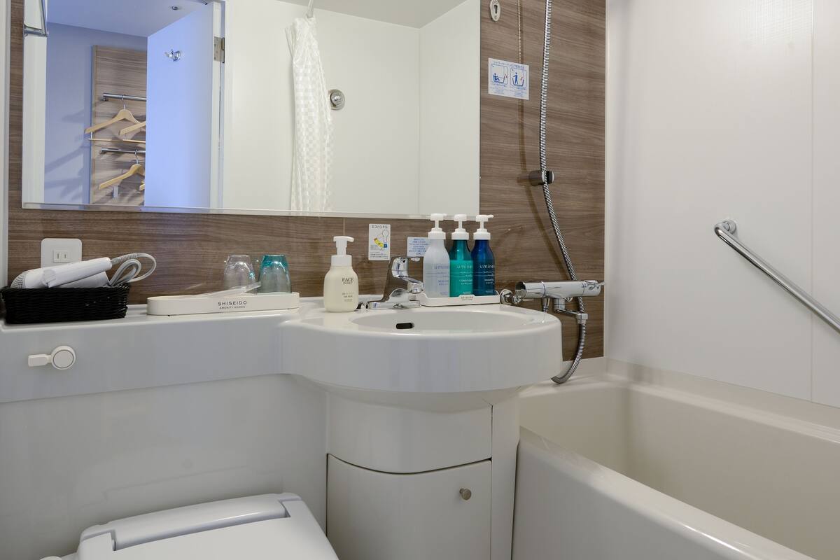 combined shower/bathtub, deep-soaking bathtub, free toiletries