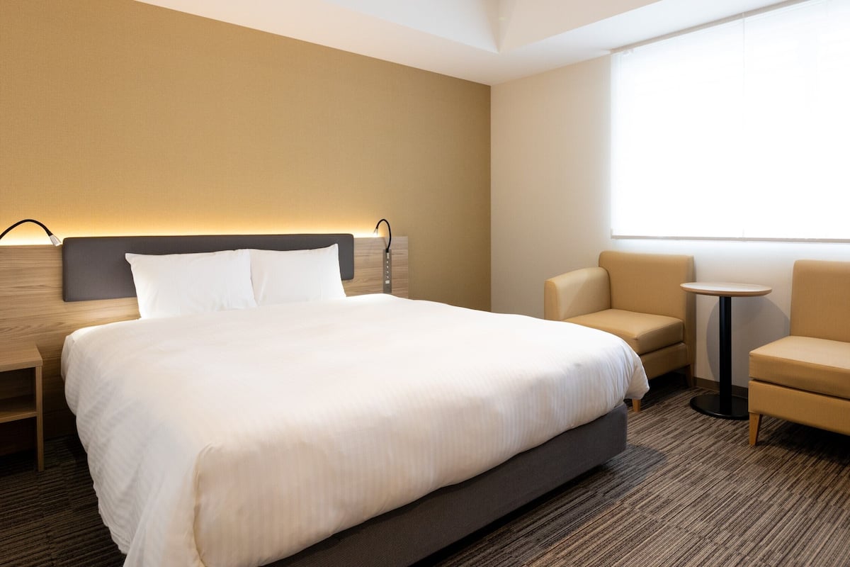 Premium bedding, desk, blackout drapes, free WiFi