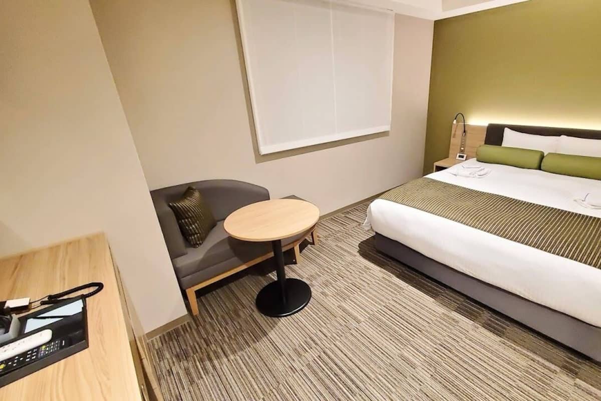 Premium bedding, desk, blackout drapes, free WiFi