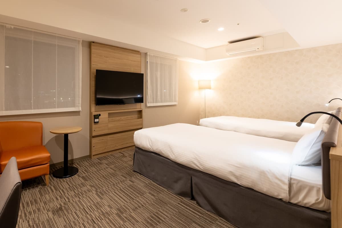 Premium bedding, desk, blackout drapes, free WiFi