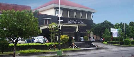 A building with a sign reading "SADANG WALA UNIVERSITY CLUB".