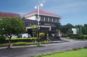 A building with a sign reading "SADANG WALA UNIVERSITY CLUB". - University Club Hotel UGM (Yogyakarta)
