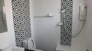 Shower, free toiletries, towels