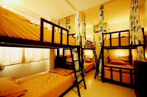 Zimmersafe, kostenloses WLAN, Bettwäsche