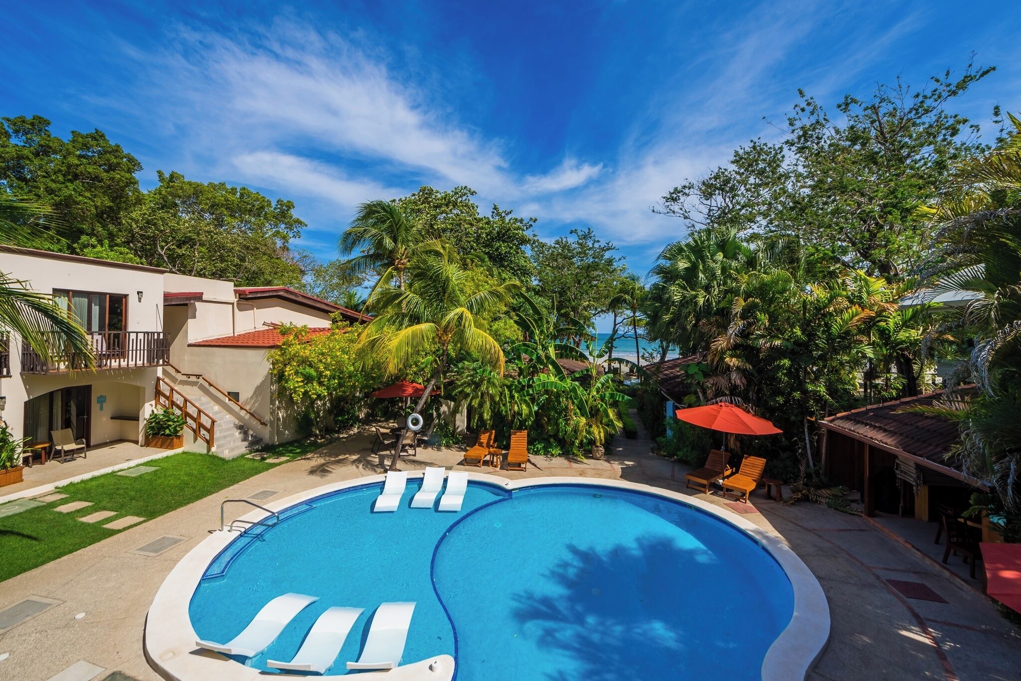 室外游泳池，池畔遮阳伞，日光浴躺椅